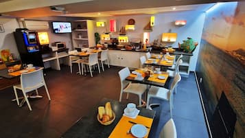 Desayuno buffet (EUR 8 por persona)