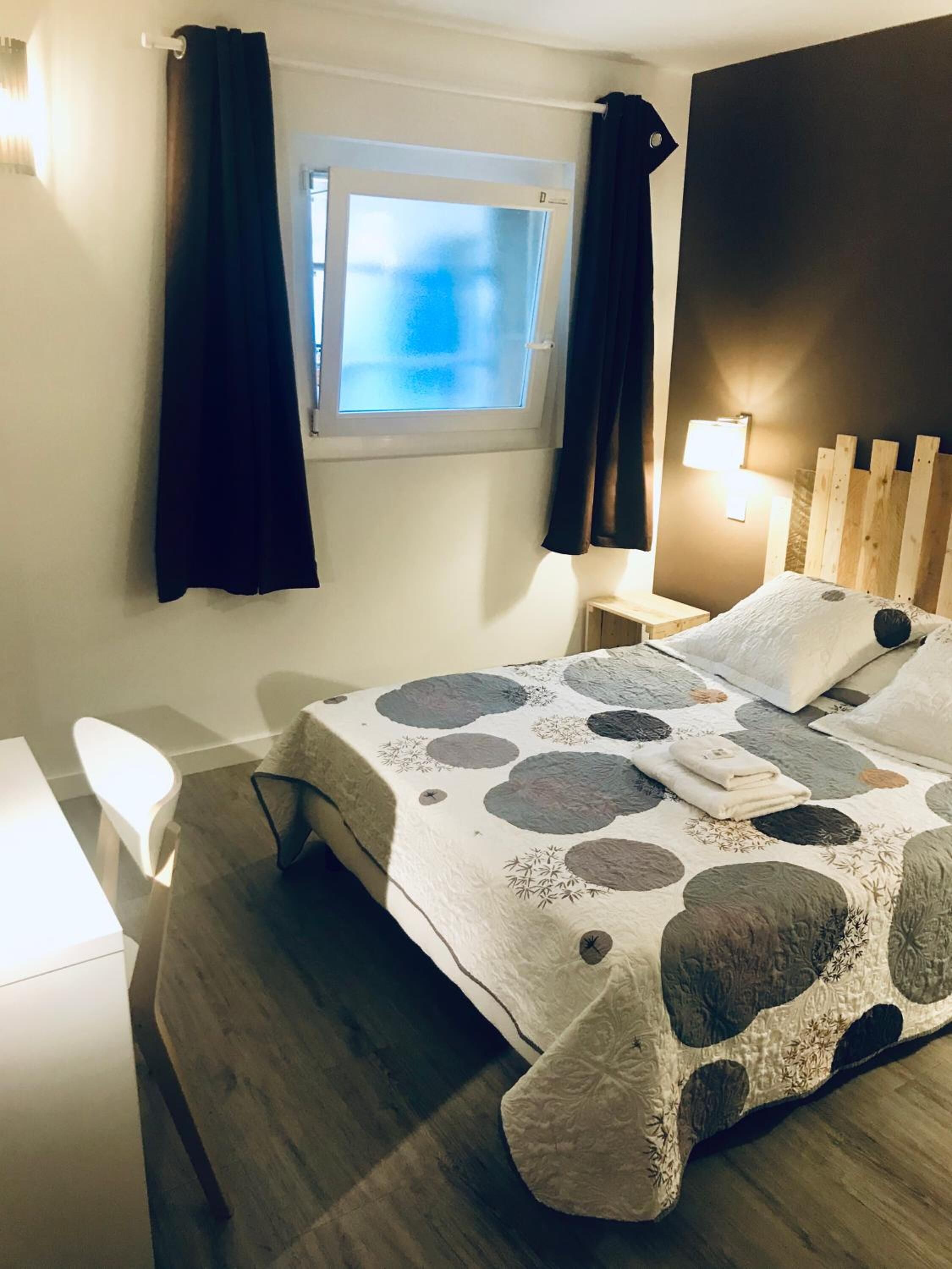 1 bedroom, desk, soundproofing, free wifi