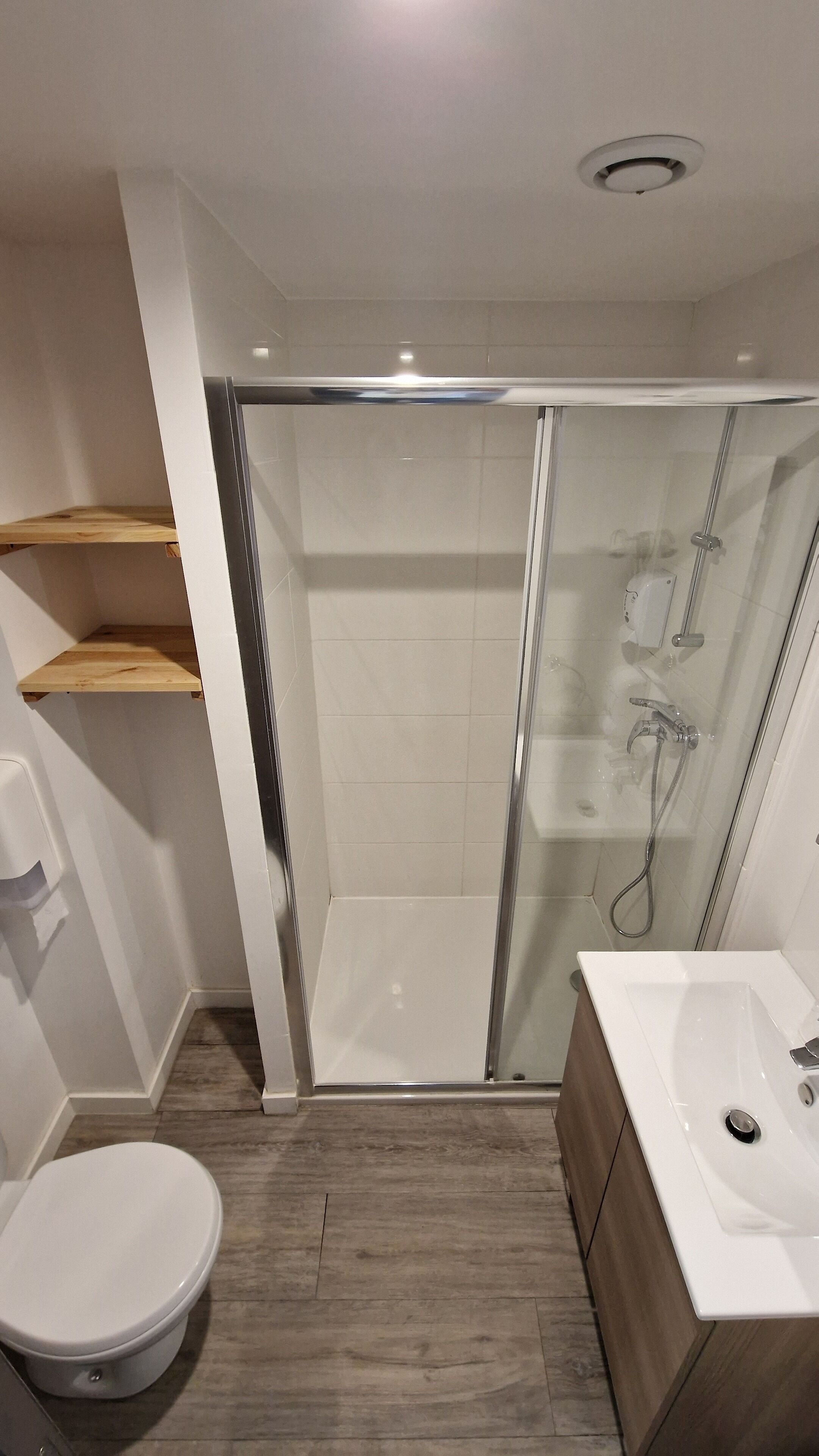 quadruple room | bathroom | shower, free toiletries, hair dryer, towels