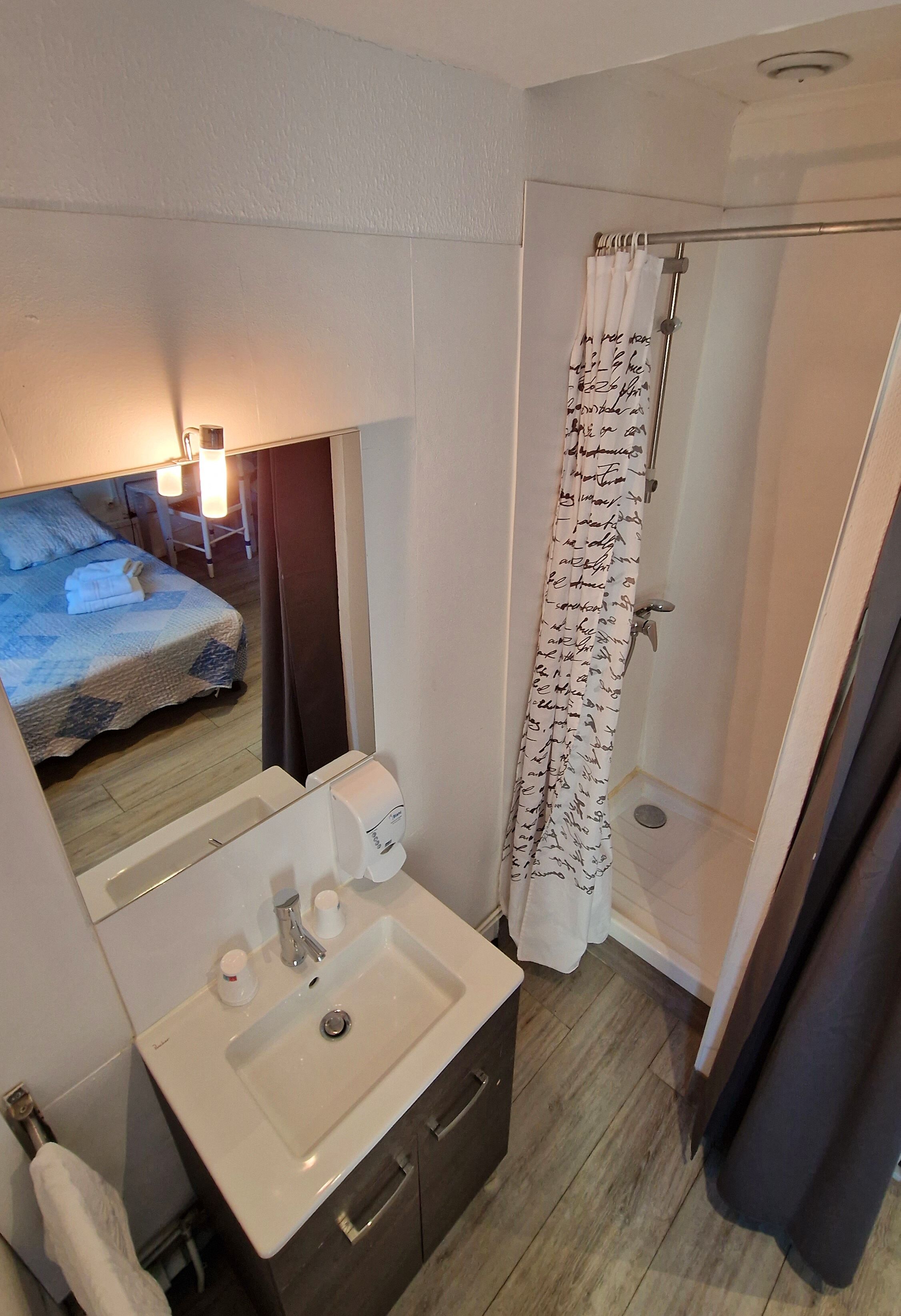 standard quadruple room | bathroom | shower, free toiletries, hair dryer, towels