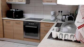 Lägenhet | Eget kök | Kylskåp, mikrovågsugn, ugn och spishäll