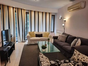 Apartment | Wohnbereich | 30-Zoll-Fernseher mit Kabelempfang