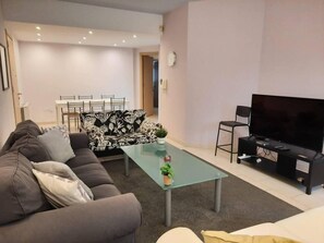 Apartment | Wohnbereich | 30-Zoll-Fernseher mit Kabelempfang