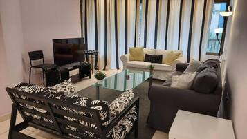 Lägenhet | Vardagsrum | 30-tums tv med kabelkanaler