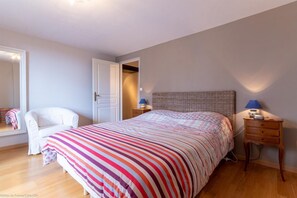 3 bedrooms, iron/ironing board, travel cot, free WiFi