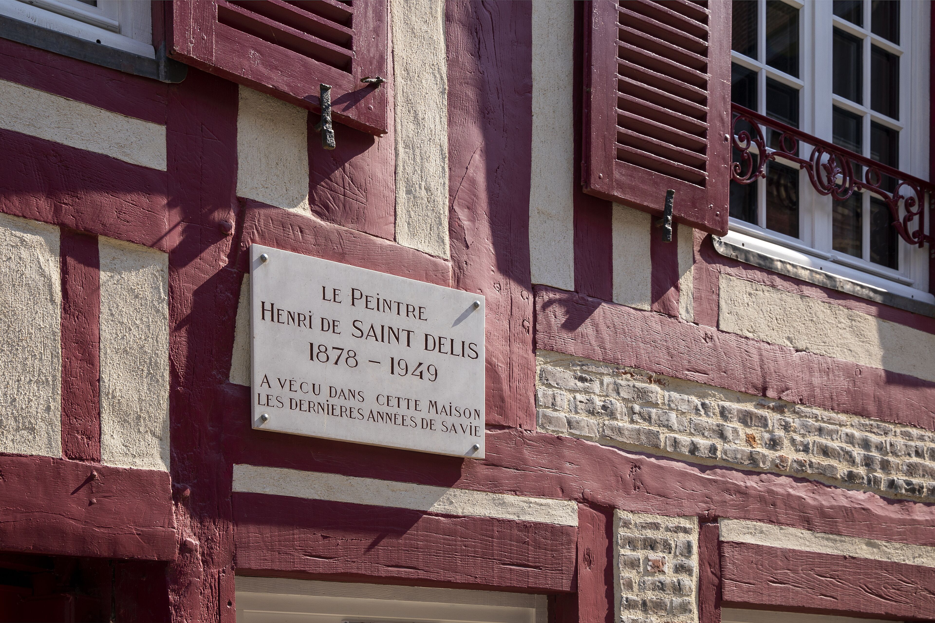 Un bâtiment portant une plaque indiquant qu’il fut la résidence d’Henri de Saint-Delis de 1878 à 1949.