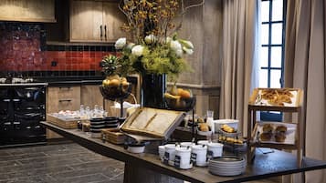 Petit déjeuner buffet (34 EUR par personne)