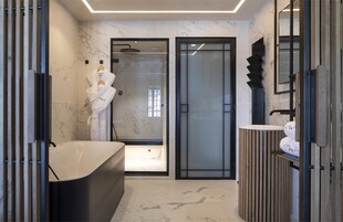 Habitación Deluxe doble | Baño | Artículos de higiene personal de diseño, secador de pelo y albornoces