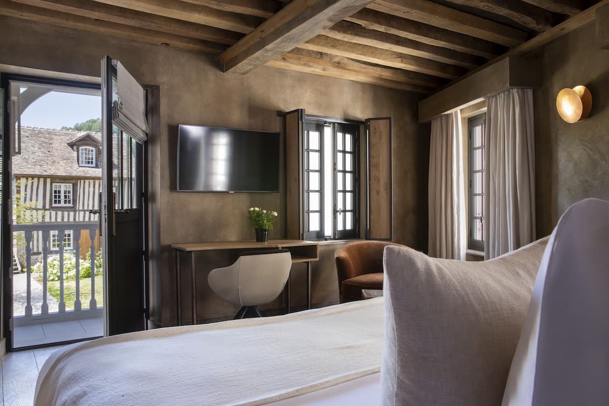 deluxe double room | free minibar, in-room safe, individually decorated