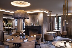 Petit déjeuner buffet (34 EUR par personne)