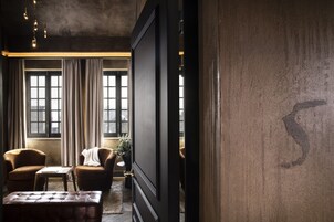 Suite junior, bañera de hidromasaje | Minibar con artículos gratuitos, caja fuerte, decoración individual