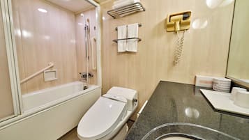 Kombinasi shower/bathtub, pengering rambut, dan sandal