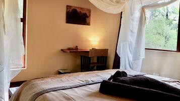 خزنة داخل الغرفة وبديكورات فريدة لكل غرفة وطراز فريد لكل وحدة ومكتب