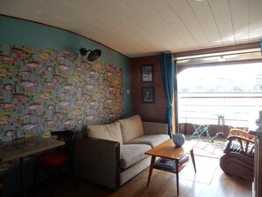 Suite (Art-Déco) | Woonruimte | Een flatscreentelevisie