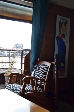 Suite (Art-Déco) | Woonruimte | Een flatscreentelevisie