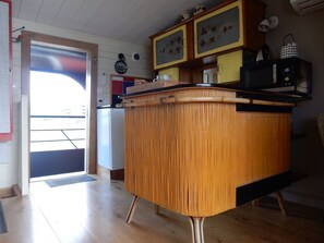 Suite (Sixties) | Cocina privada | Refrigerador, microondas, horno y parrilla de estufa