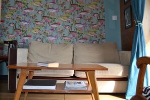 Suite (Art-Déco) | Woonruimte | Een flatscreentelevisie