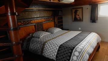 Suite (Voyage Autour du Monde) | 1 bedroom, individually decorated, individually furnished, desk
