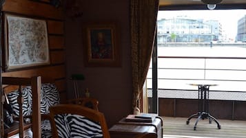 Suite (Voyage Autour du Monde) | Wohnbereich | Flachbildfernseher