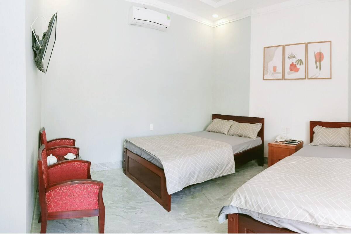 Minibar, desk, laptop workspace, free WiFi