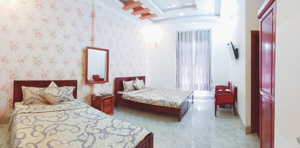 Minibar, desk, laptop workspace, free WiFi