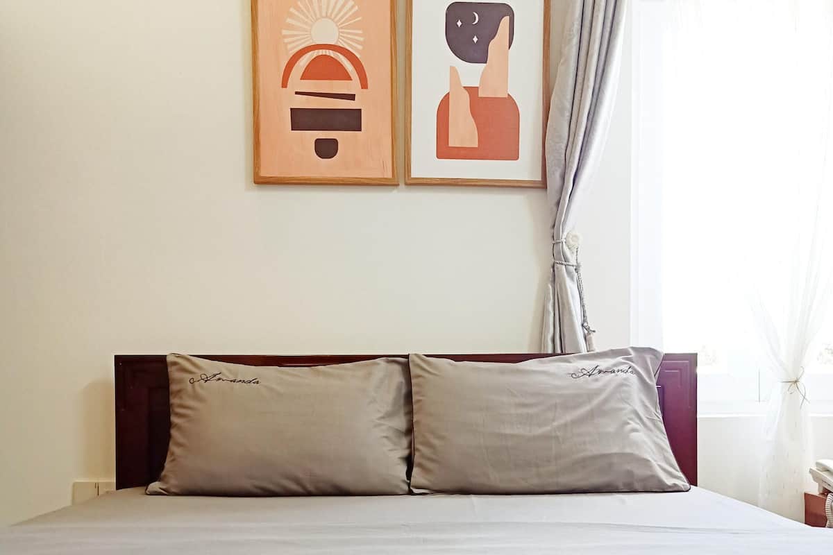 Minibar, desk, laptop workspace, free WiFi