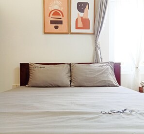 Minibar, desk, laptop workspace, free WiFi
