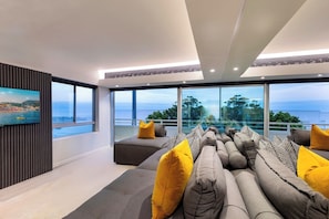 Clifton YOLO Spaces - Clifton Beachfront Executive | Living area