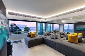 Clifton YOLO Spaces - Clifton Beachfront Executive | Living area