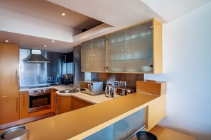 Clifton YOLO Spaces - Clifton Beachfront Executive | Private kitchen | Full-size fridge, microwave, oven, stovetop - Clifton YOLO Spaces – Clifton Beachfront Executive  (Cape Town)