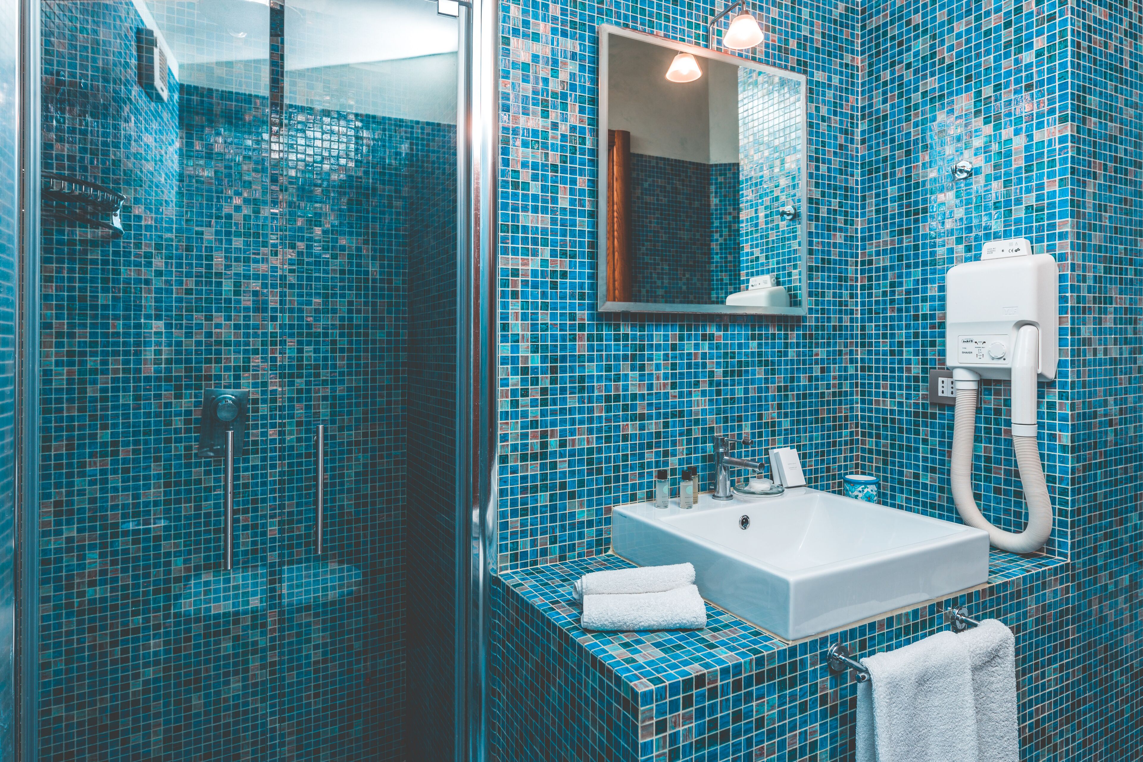 Douche, baignoire à jets, sèche-cheveux, bidet