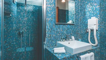 Douche, baignoire à jets, sèche-cheveux, bidet