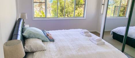 6 bedrooms, desk, iron/ironing board, travel crib