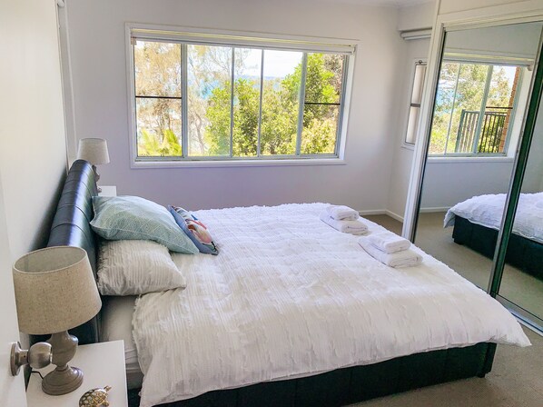 6 bedrooms, desk, iron/ironing board, travel crib