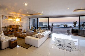 Flat-screen TV - Dolphin Coast YOLO Spaces – Beach House Villa (Ballito)