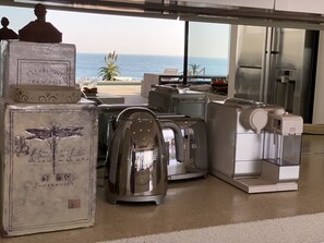 大型冰箱、微波爐、烤箱、爐台