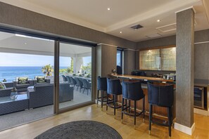 Villa de lujo, 6 habitaciones, piscina privada | Comedor