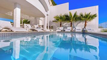 Seasonal outdoor pool, sun loungers