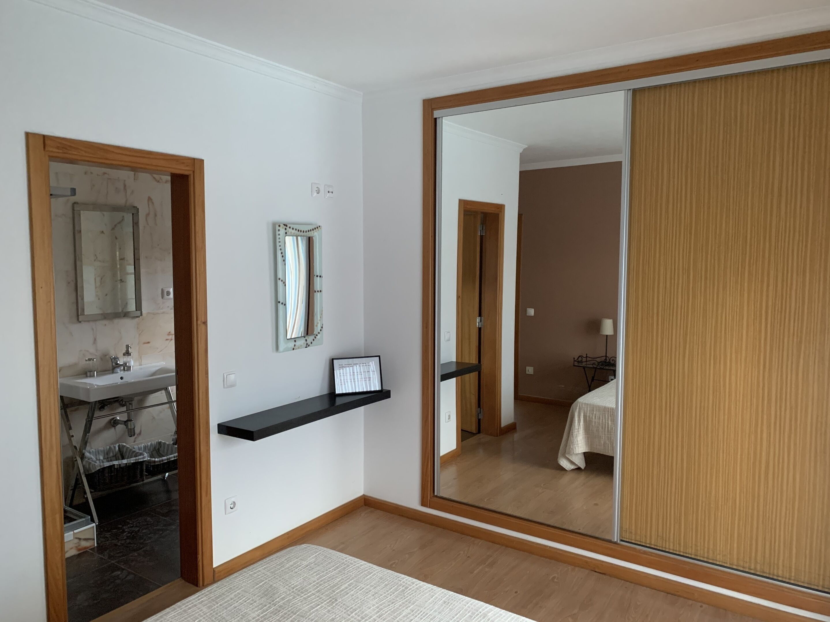 3 habitaciones, tabla de planchar con plancha y cuna de viaje 