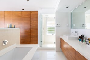 Apartment, 3 Schlafzimmer | Badezimmer | Badewanne und Dusche (separat), kostenlose Toilettenartikel