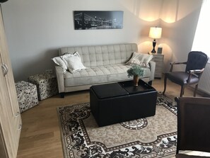 Smart TV, chimenea, libros y estéreo 