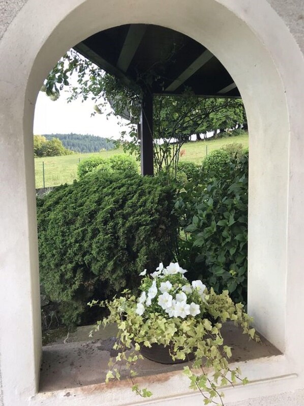 Property grounds - "The Enchanted Cottage" is a chic private garden apartment with gorgeous views. (Igelsbach)