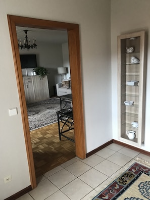 2 bedrooms, desk, iron/ironing board, free WiFi - "The Enchanted Cottage" is a chic private garden apartment with gorgeous views. (Igelsbach)