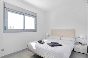3 bedrooms, iron/ironing board, free WiFi, bed sheets