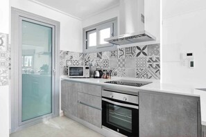 Frigorifero, microonde, forno, piano cottura