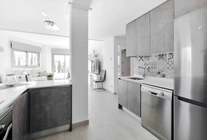 Fridge, microwave, oven, stovetop - Villa Amalia 59 - Ground floor with garden (Torrevieja)