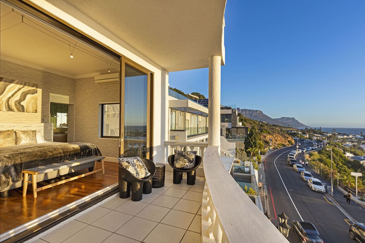 Clifton YOLO Spaces Clifton Beachfront Magic | 2 bedrooms, free WiFi, bed sheets