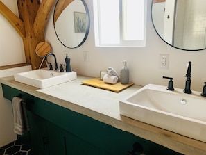 Combined shower/tub, hair dryer, towels, soap - The Timber Garden Cottage (Ithaca)