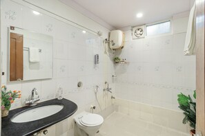 Family Suite | Bathroom