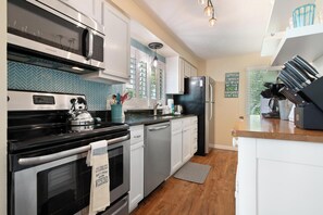 Kylskåp, mikrovågsugn, ugn och spishäll